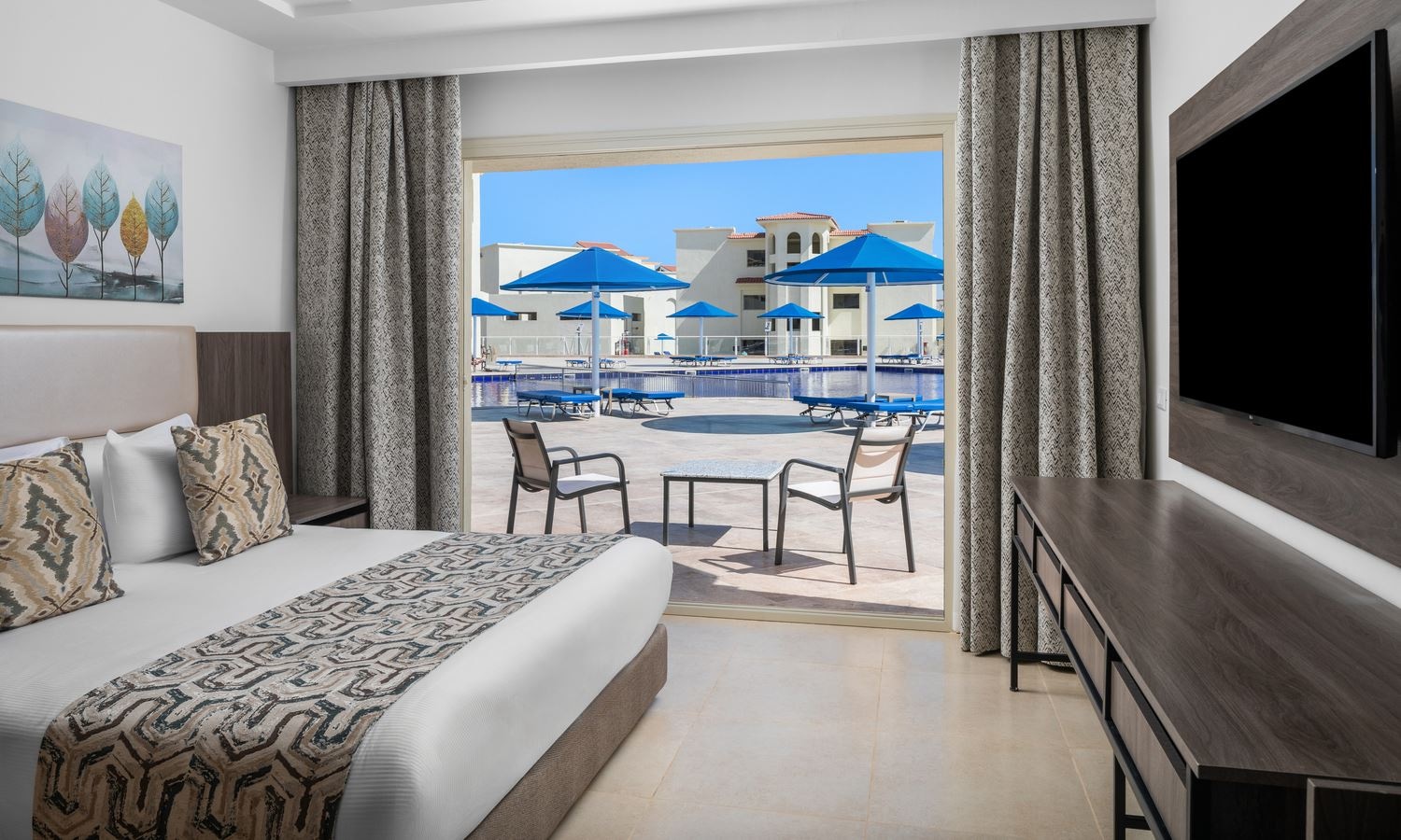rooms-family-deluxe-pool-view
