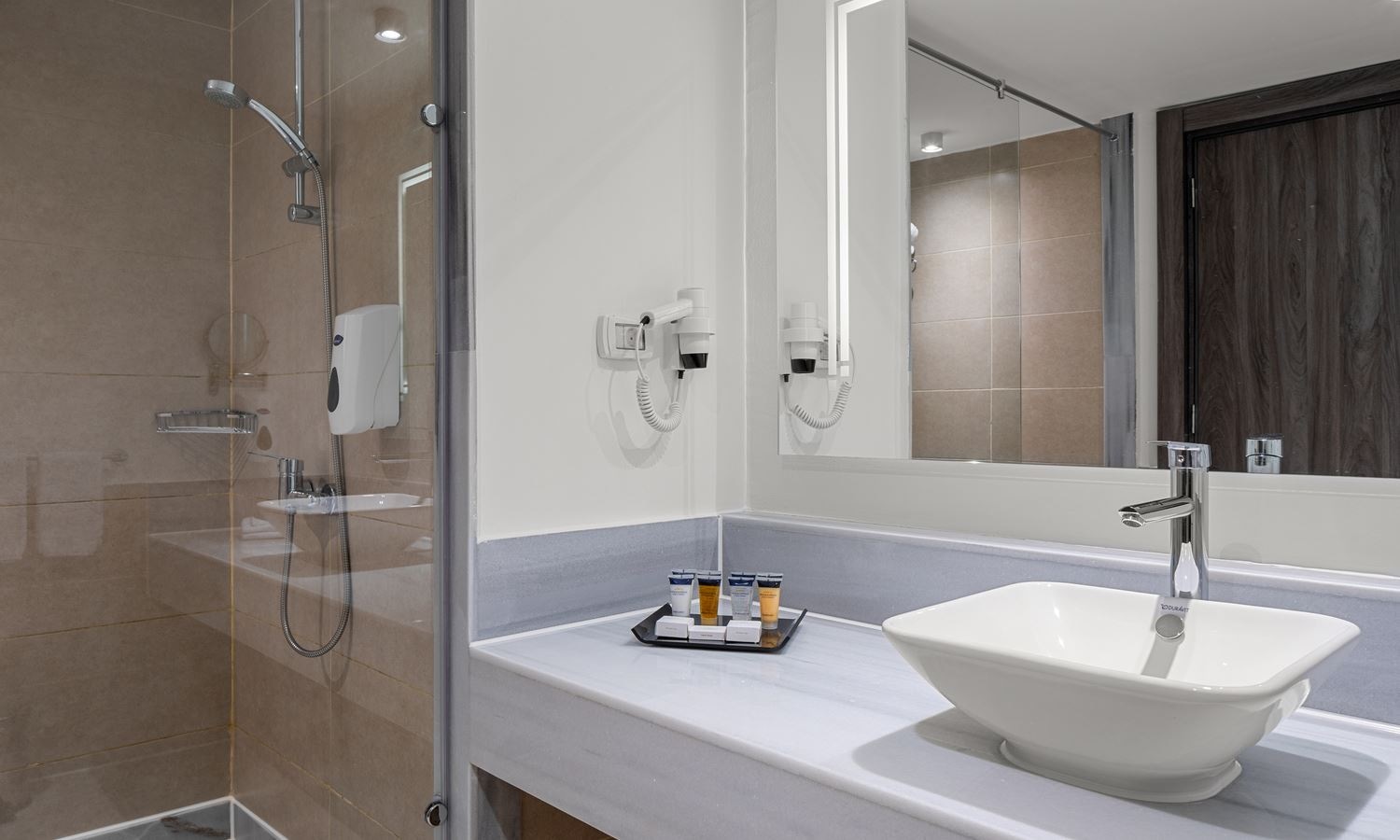 rooms-family-deluxe-pool-view