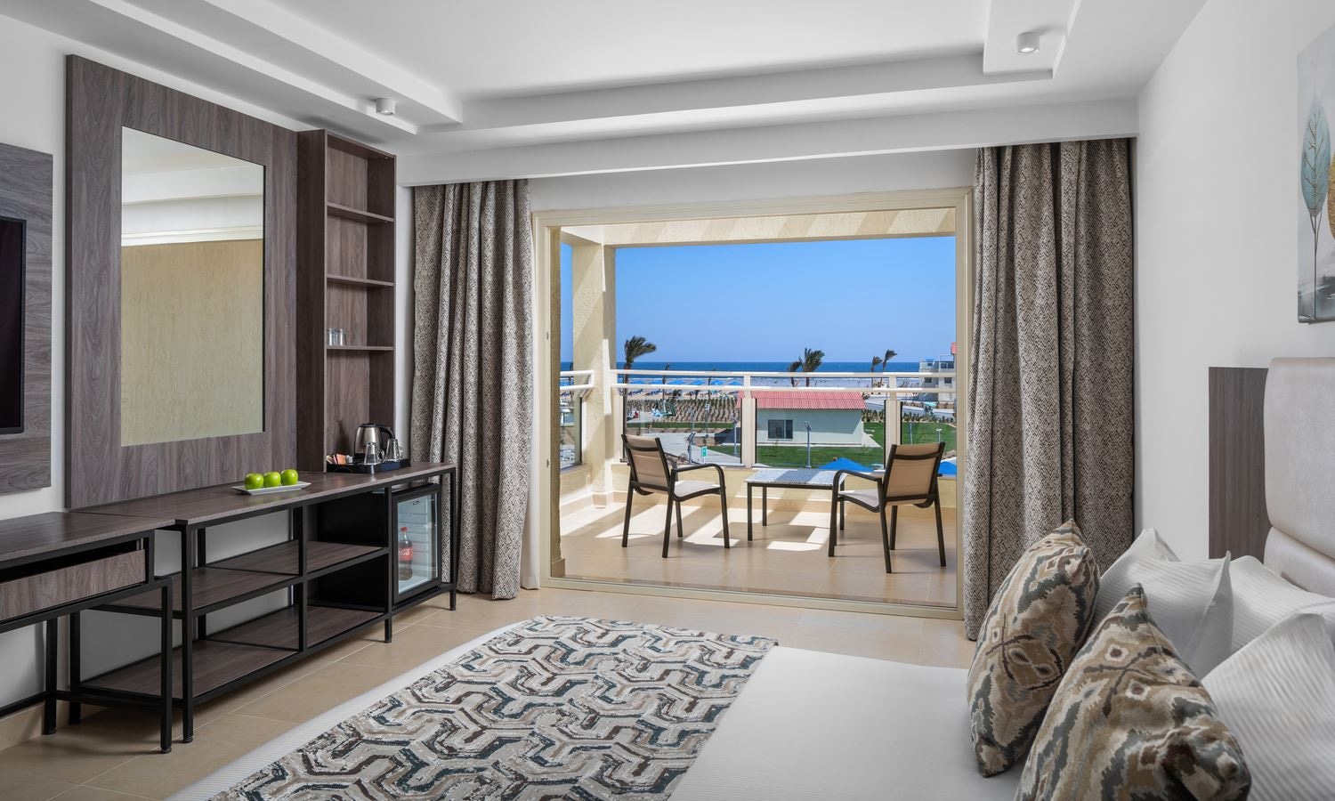 rooms-room-deluxe-side-sea-view