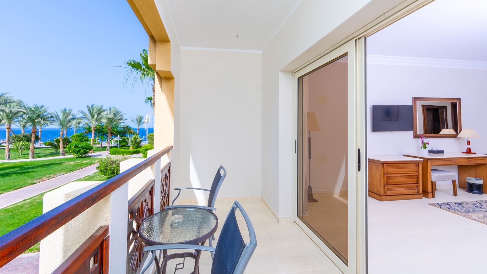 rooms-club-deluxe--side-sea