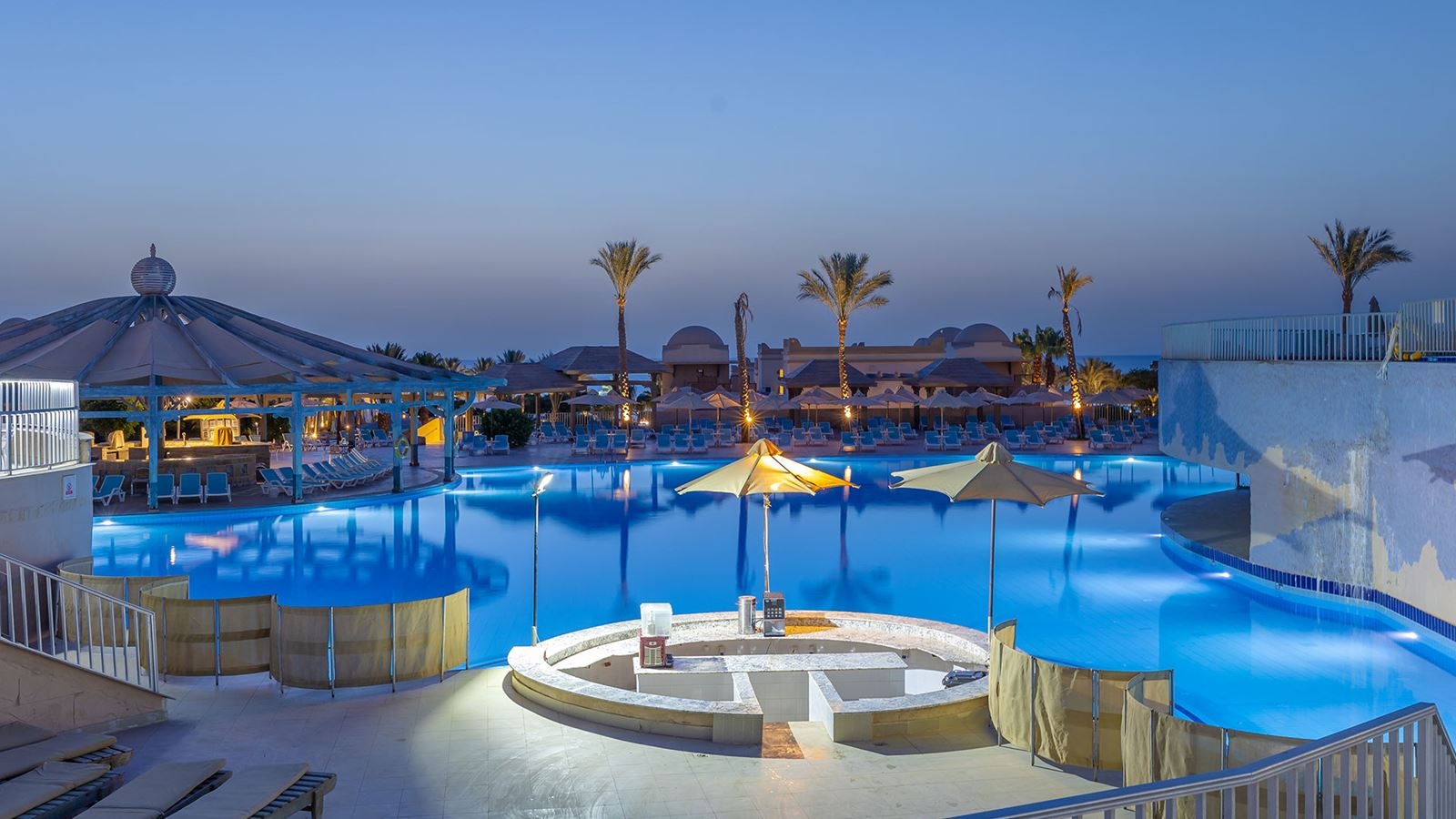 bars-capella-bar-main-swimming-pool