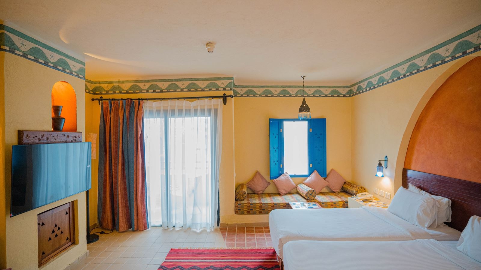 rooms-family-room-marina-view