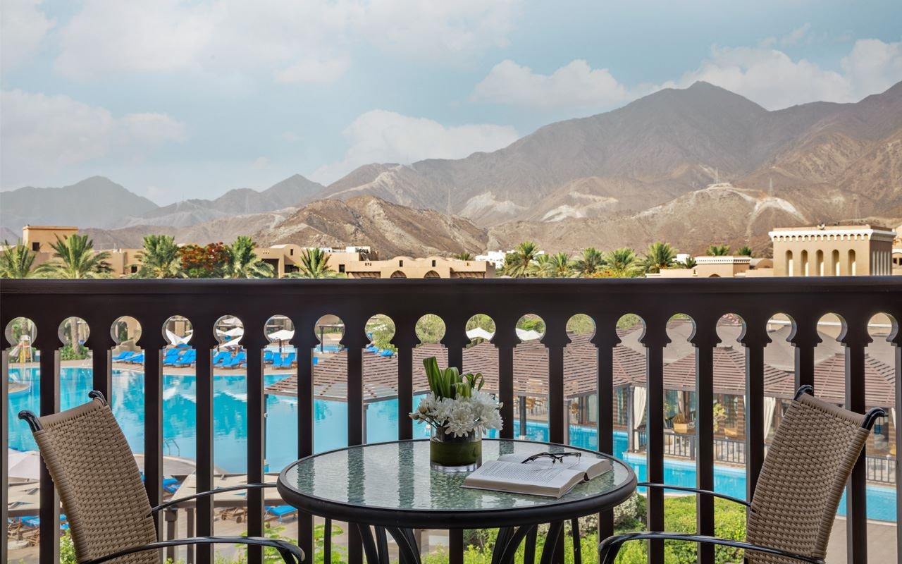 rooms-deluxe-room-pool-view