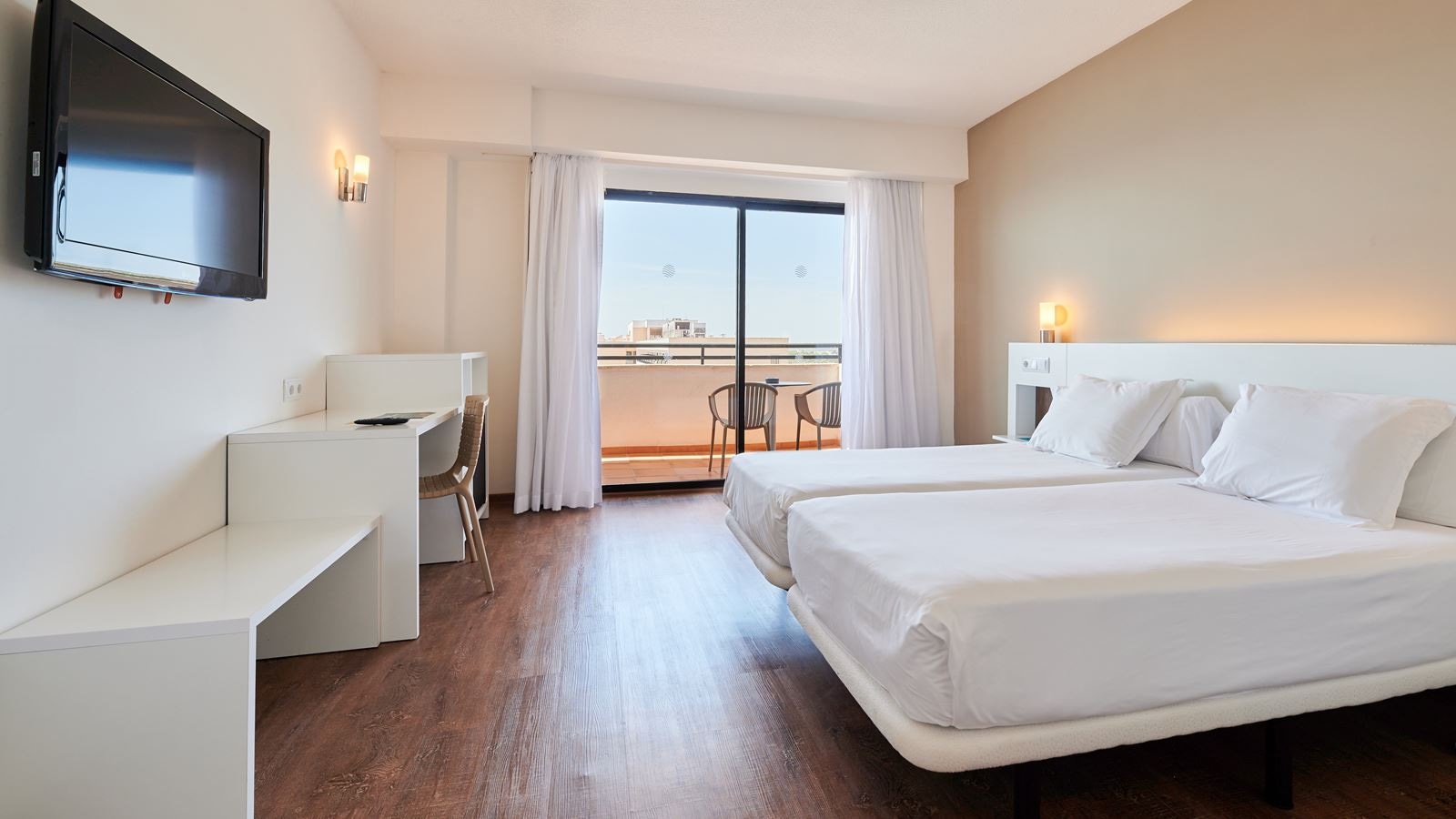 rooms-double-single-use-sea-view-balcony