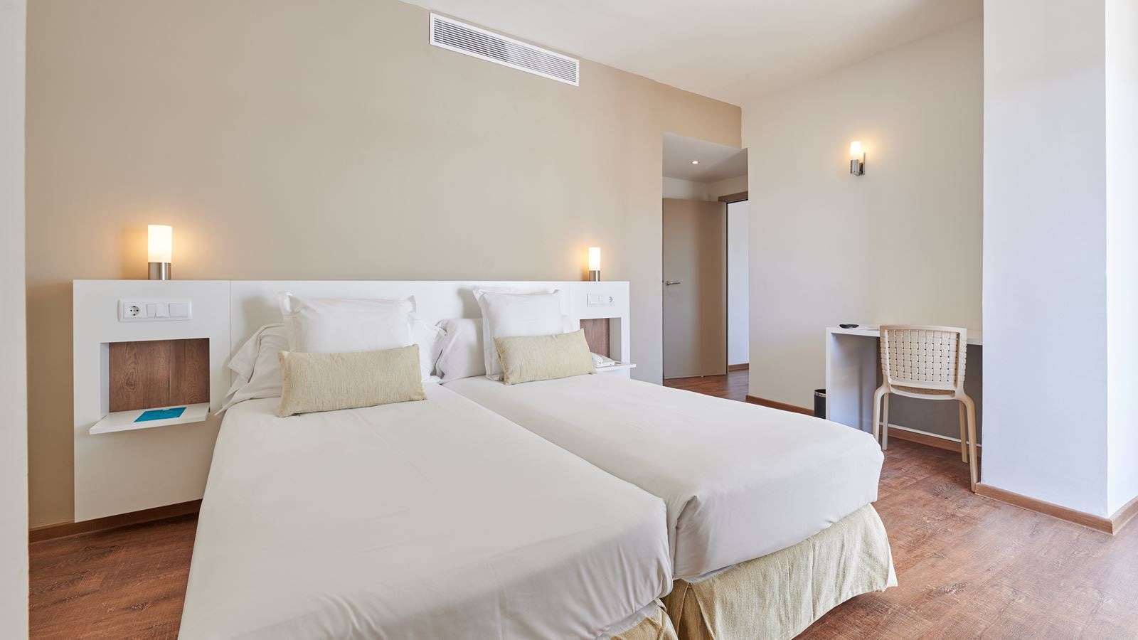 rooms-family-room-balcony