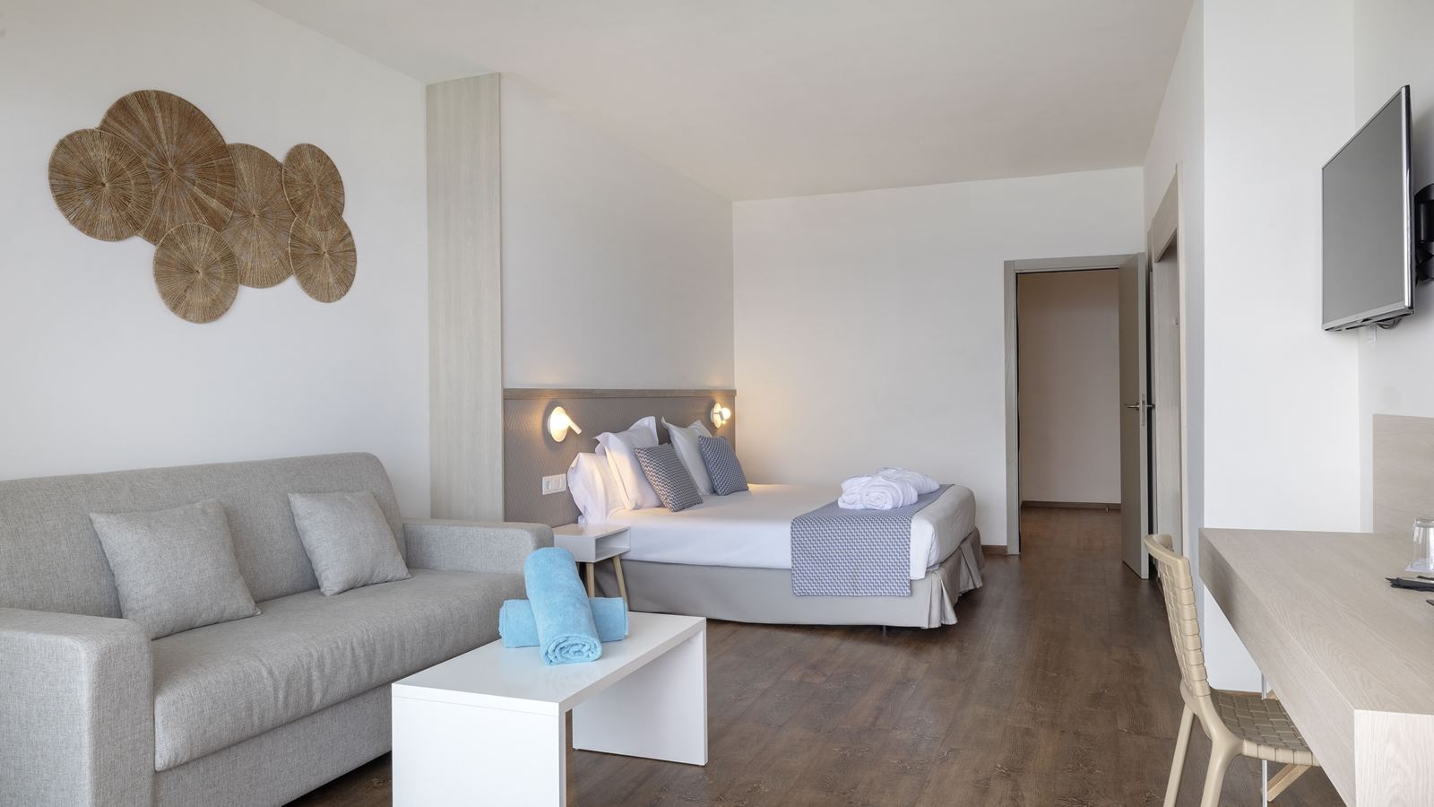 rooms-my-favourite-club-double-frontal-sea-view-9th-floor