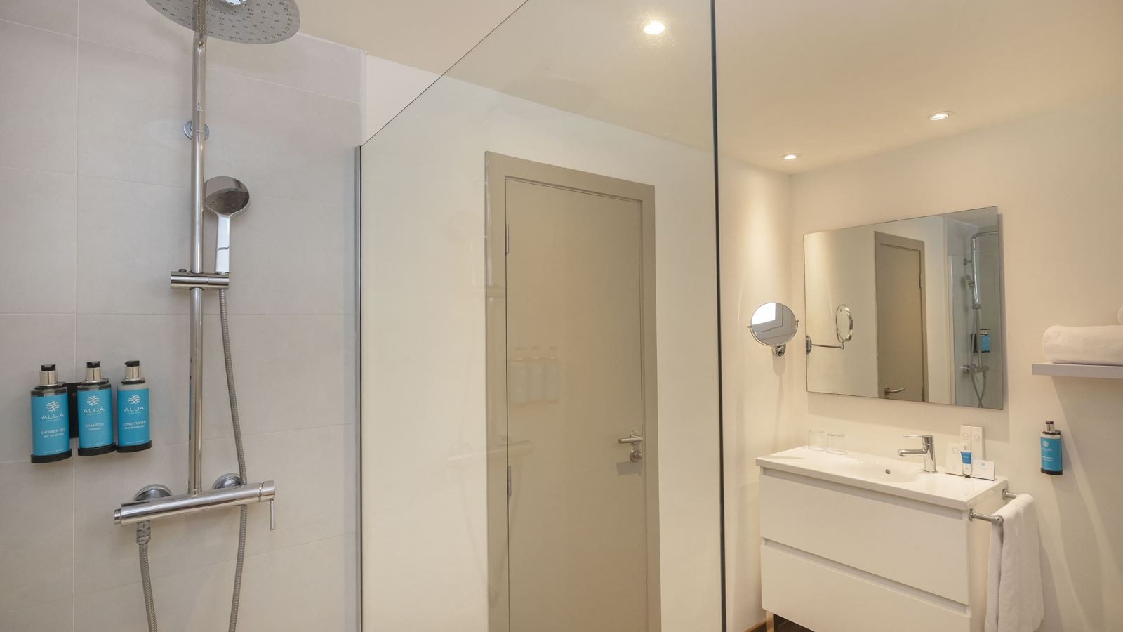 rooms-my-favourite-club-double-frontal-sea-view-9th-floor