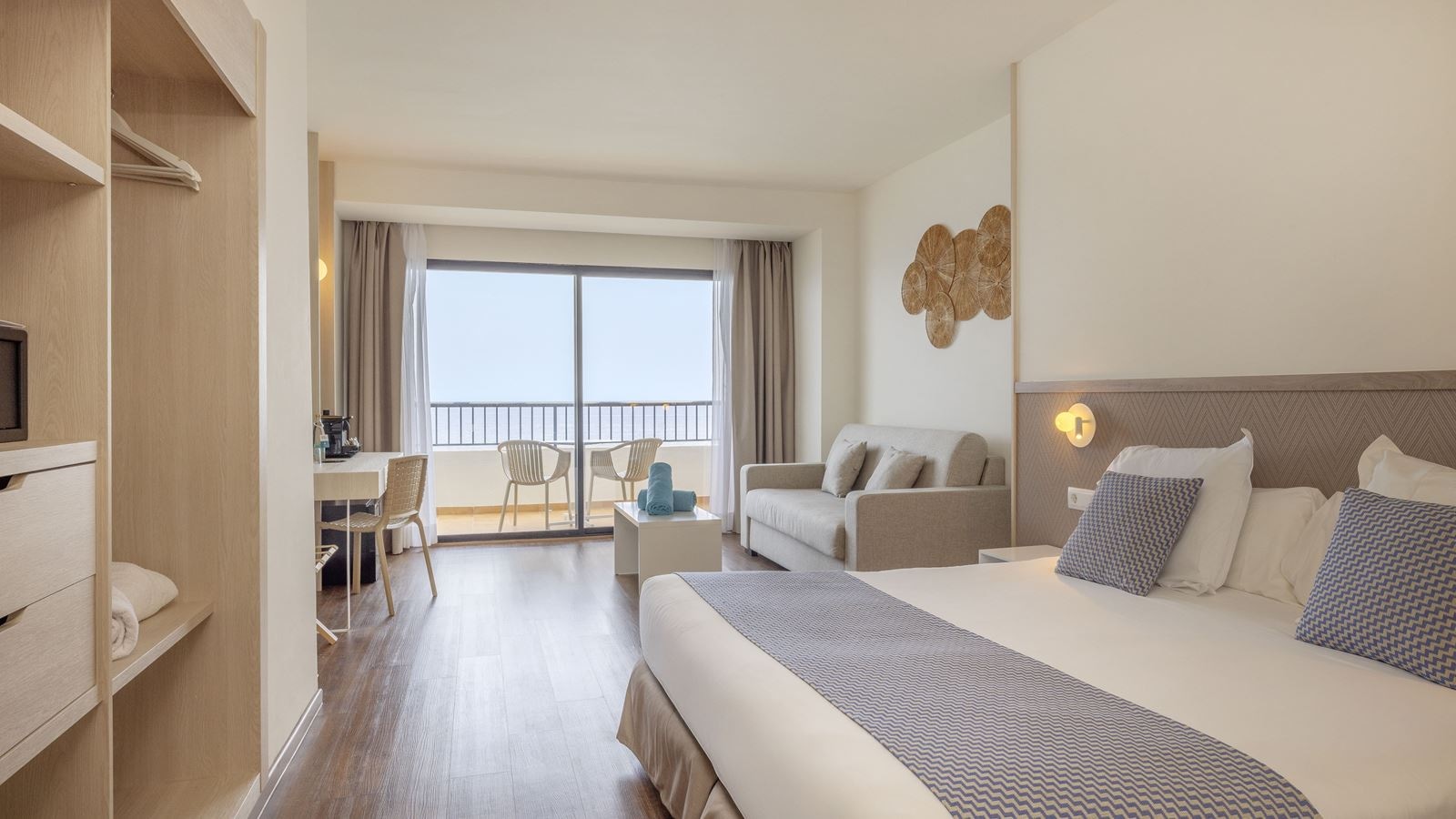 rooms-my-favourite-club-double-frontal-sea-view-9th-floor