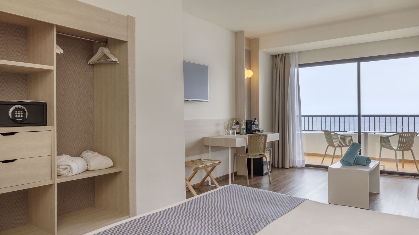 rooms-my-favourite-club-double-frontal-sea-view-9th-floor