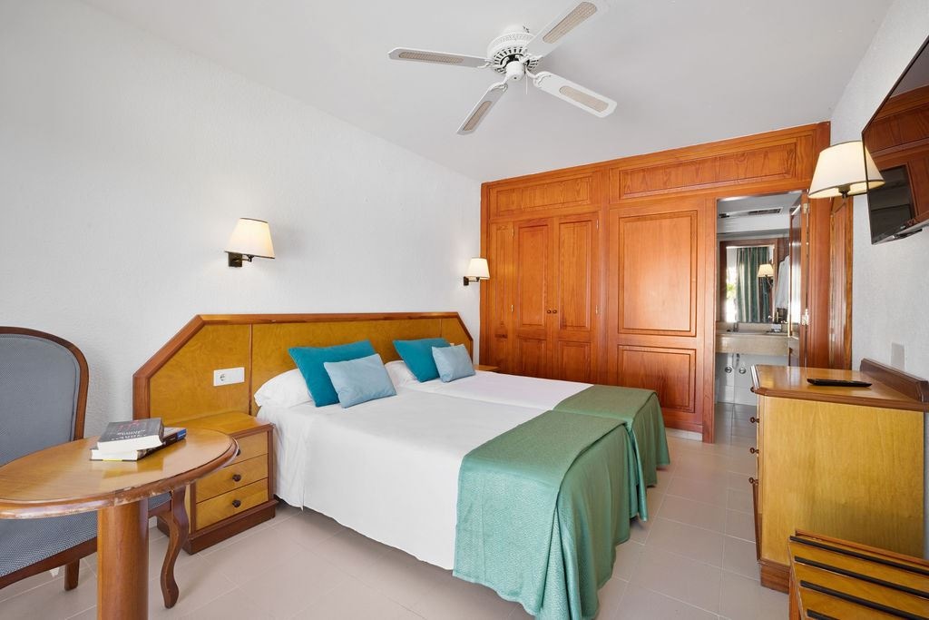 rooms-double-with-air-conditioning-and-balconyterrace