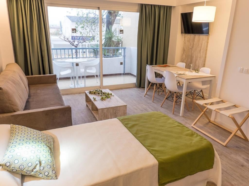 rooms-studio-balcony-or-terrace