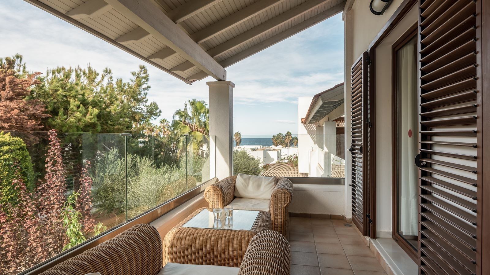 rooms-vip-suite-shared-pool