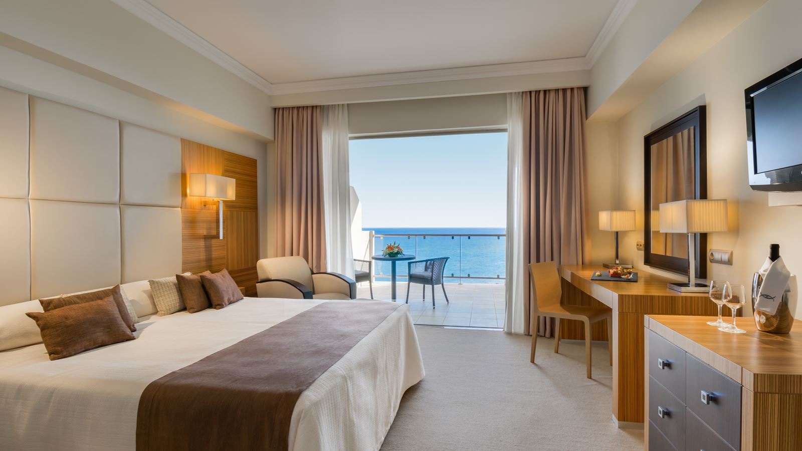 rooms-deluxe-room-sea-view